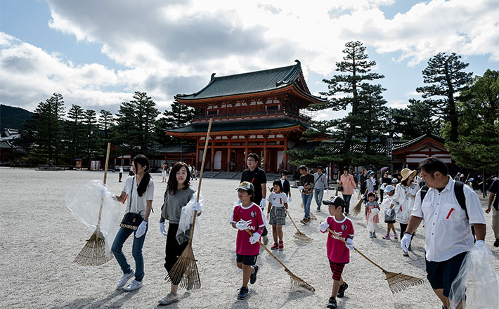 平安神宮神苑と周辺路上ボランティア清掃