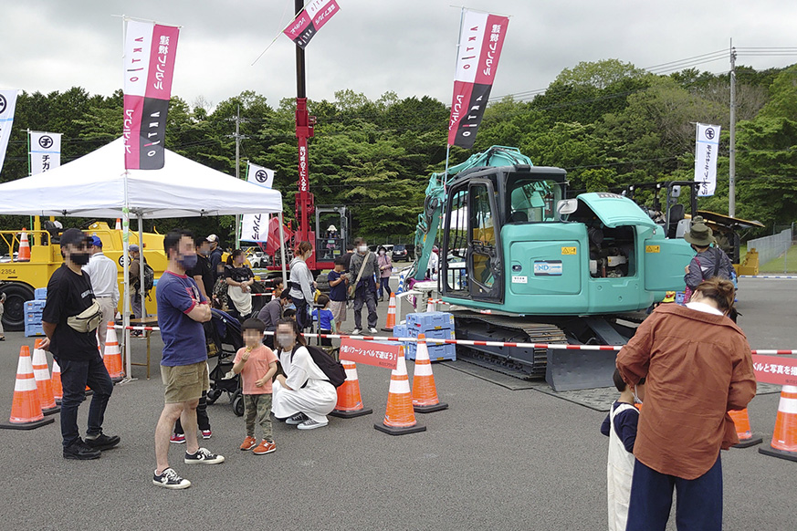 レース会場で「働く自動車体験コーナー」を実施