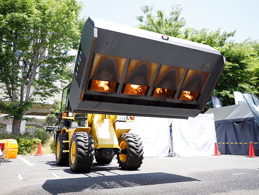 路面乾燥車、マグマジェット。保守工事前の路面の乾燥や積雪対策に活躍