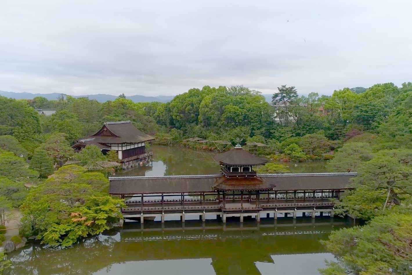 京都・平安神宮神苑池底清掃をアクティオが実施