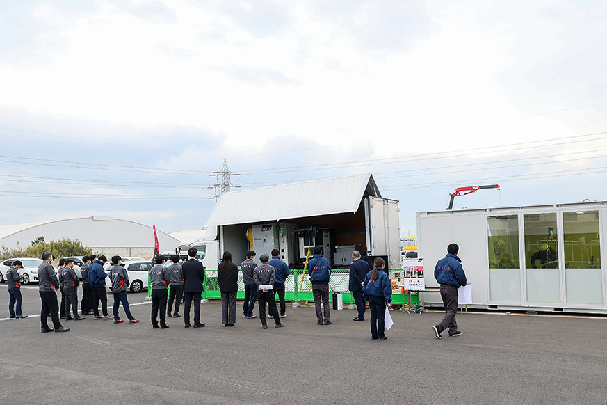 ミニレンサルティングフェアin市原　送電線鉄塔建設用クレーンやプラント関連商品などを展示