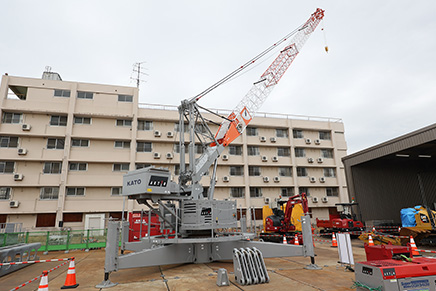 ミニレンサルティングフェアin市原　送電線鉄塔建設用クレーンやプラント関連商品などを展示