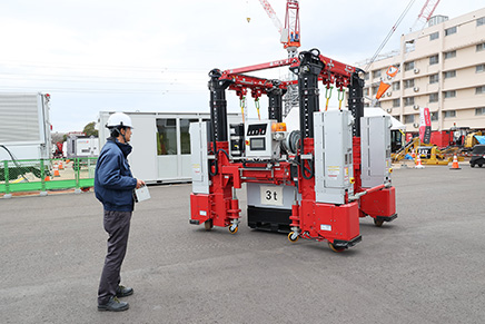 ミニレンサルティングフェアin市原　送電線鉄塔建設用クレーンやプラント関連商品などを展示