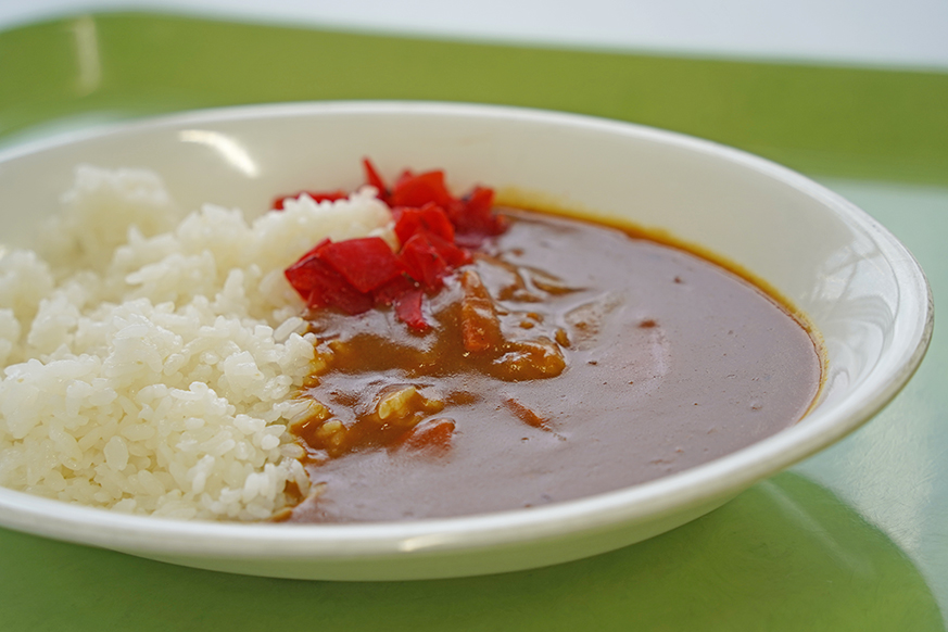 東北工業大学で「アクティオ100円カレー」を実施。物価高に苦しむ学生を「食」で支援