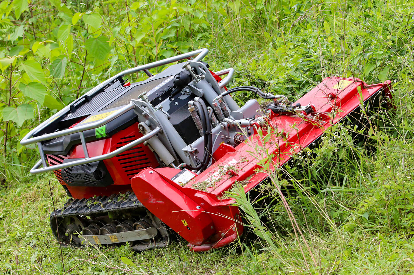 除草作業をラジコン草刈り機で効率化