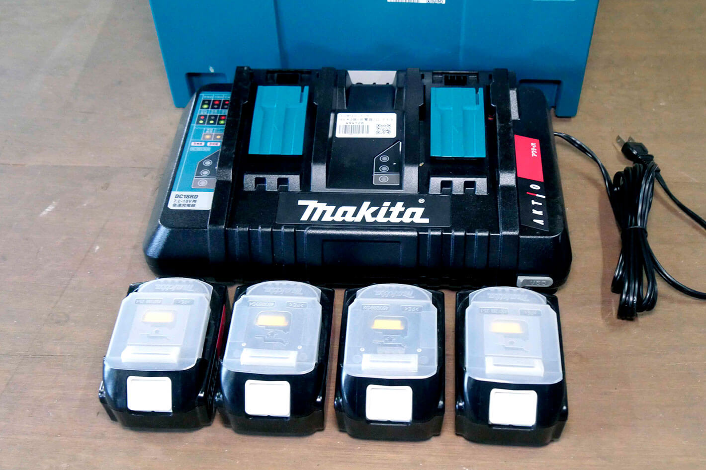 マキタのバッテリーと充電器。アクティオでは工具とバッテリーを個別にレンタルしている。同じバッテリーで80種もの工具が動く