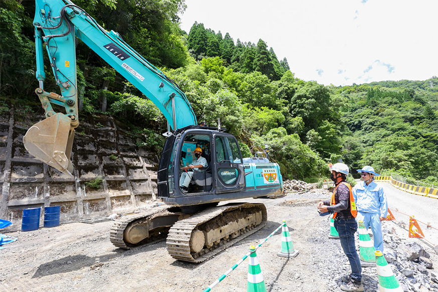 無人化施工のシステムを地元の建設会社と共同で構築。工業高校生向け現場体験学習も実施