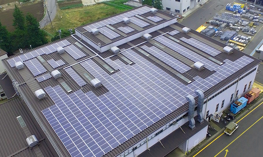 ISO14001を取得し環境へ配慮。工場屋上に太陽光パネルを設置