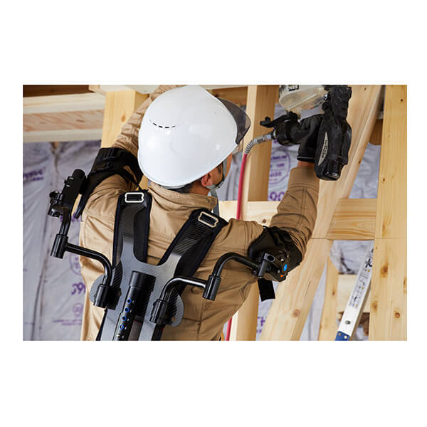 上向き作業用腕部補助型アシストスーツ 作業風景