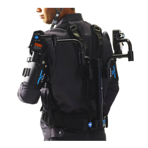 上向き作業用腕部補助型アシストスーツ 装着写真